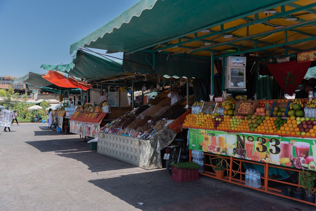 Stand de fruits et épices sur la place Jemaa el fna