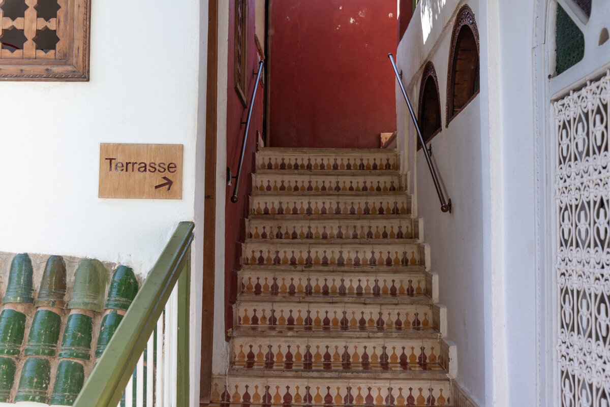 Escalier dans la maison de la photographie de Marrakech