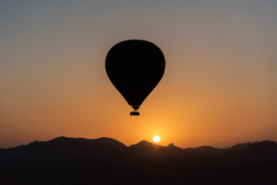 Montgolfière au lever de soleil