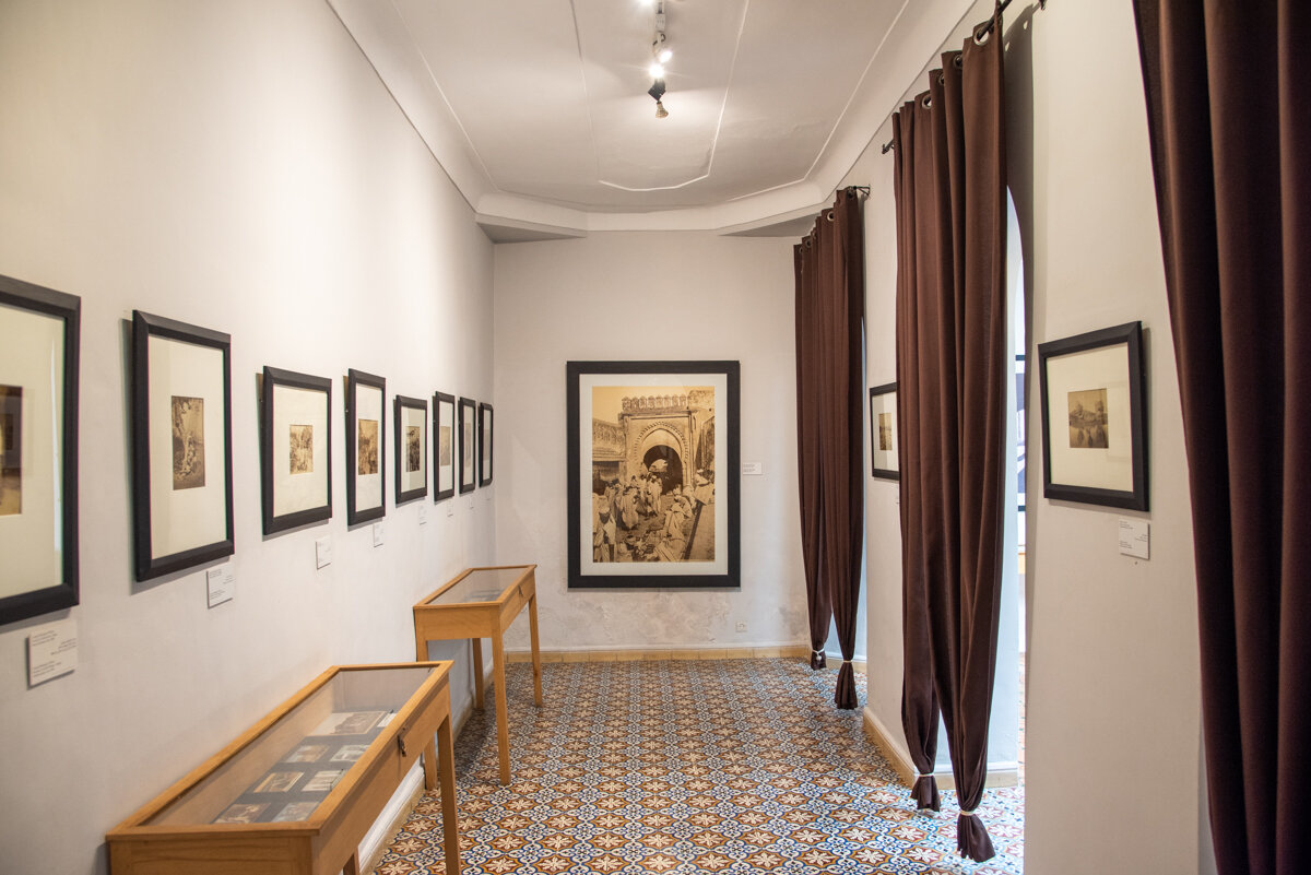Une salle dans la maison de la photographie de Marrakech