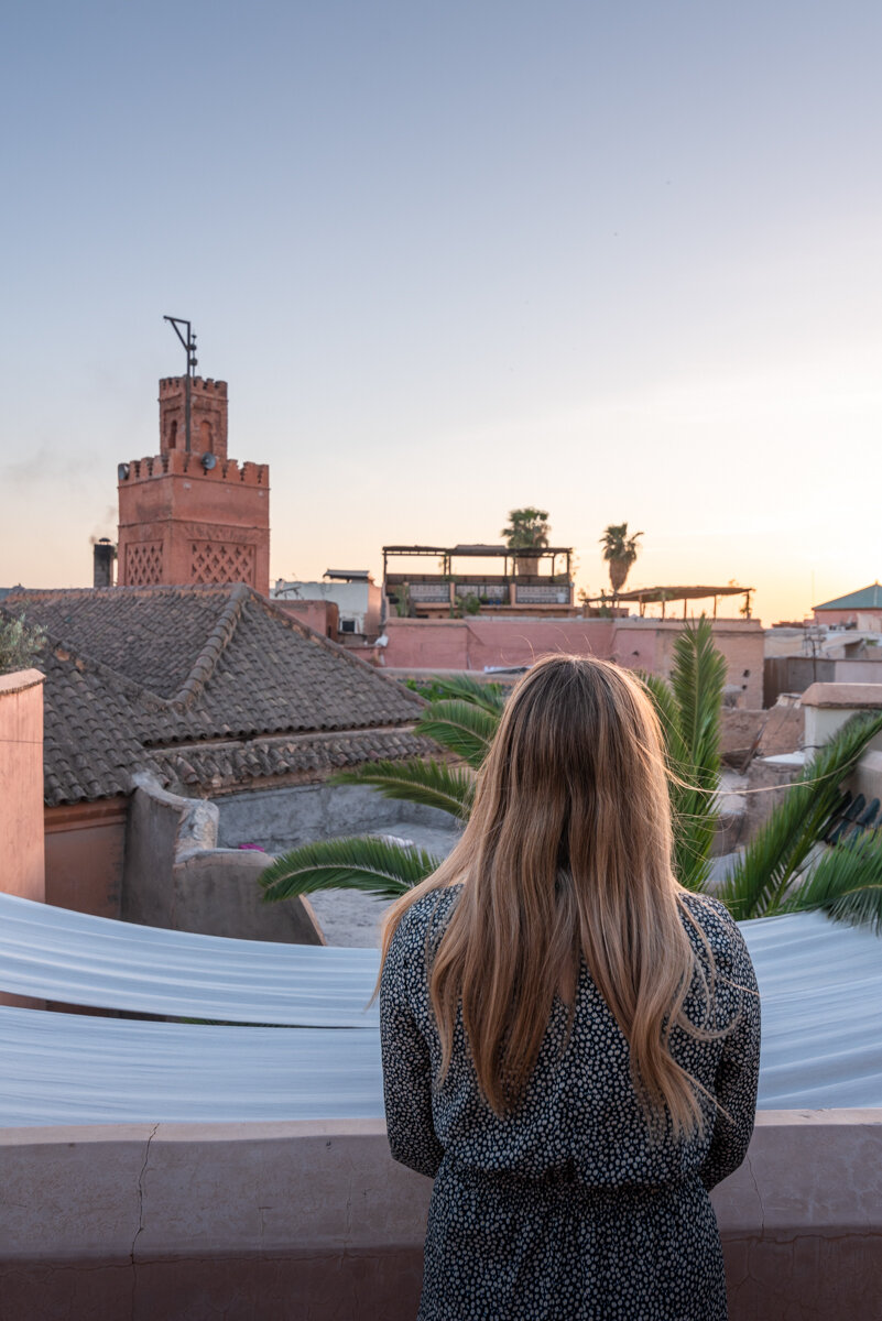 Contemplation d'un coucher de soleil sur les toits de Marrakech