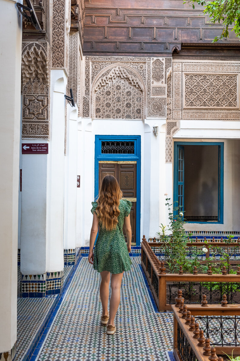 Dans la cour d'un musée à Marrakech