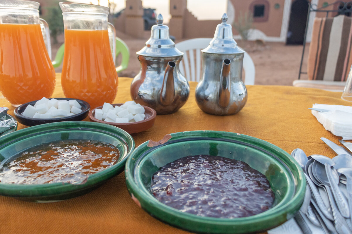 Petit-déjeuner dans un camp dans le désert à Marrakech