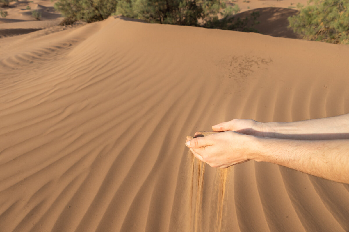 Sable sur une dune dans le désert au Maroc