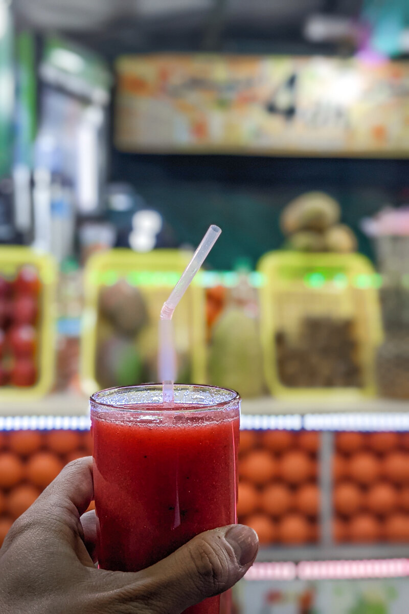 Boire un jus de fruit sur la place Jemaa El Fna de Marrakech