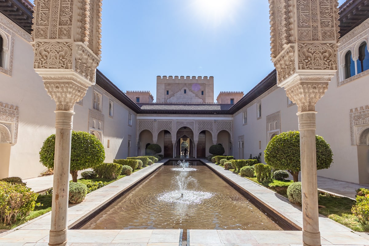 Patio de style mauresque avec bassin et fontaines