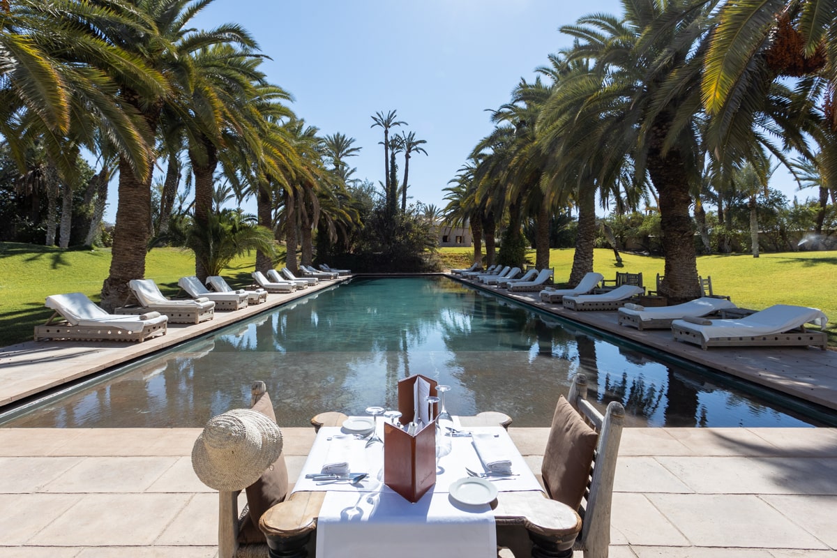 Table pour le petit déjeuner devant la piscine