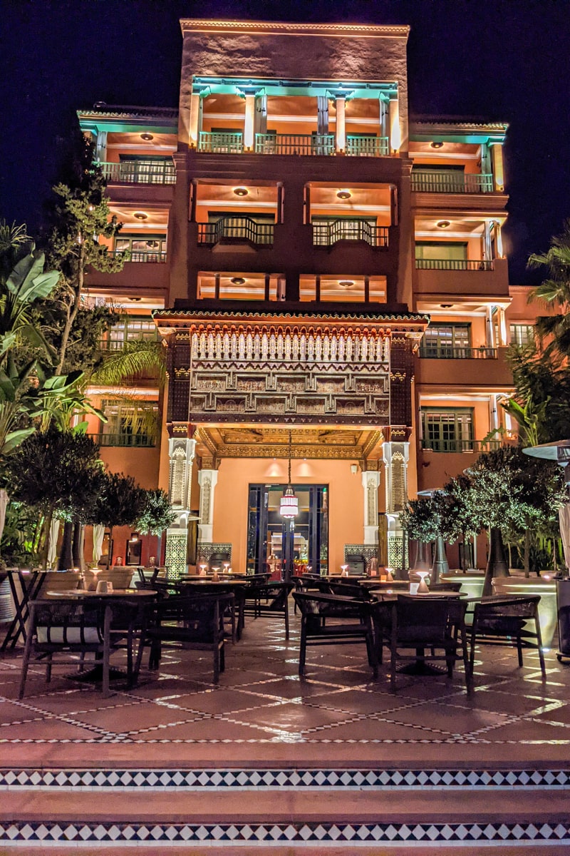 Façade éclairée du Mamounia en soirée