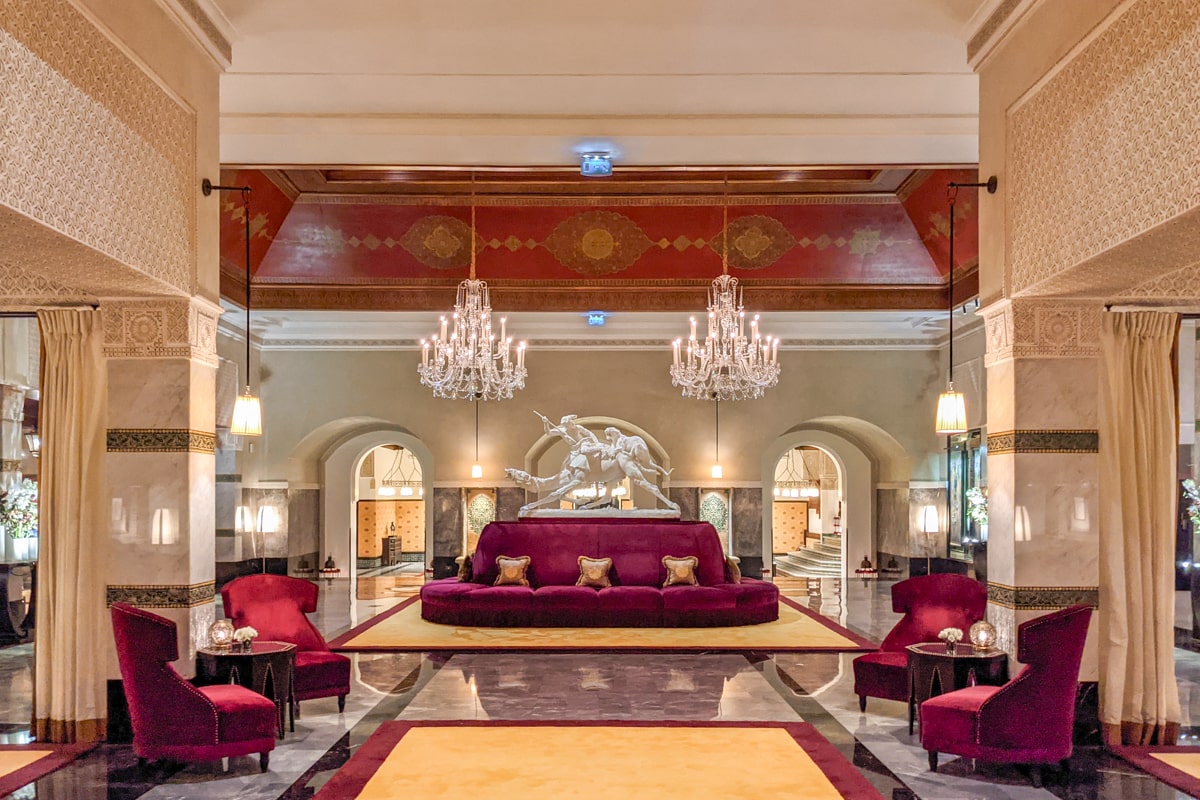 Salon de la réception avec des fauteuils, canapés et lustres