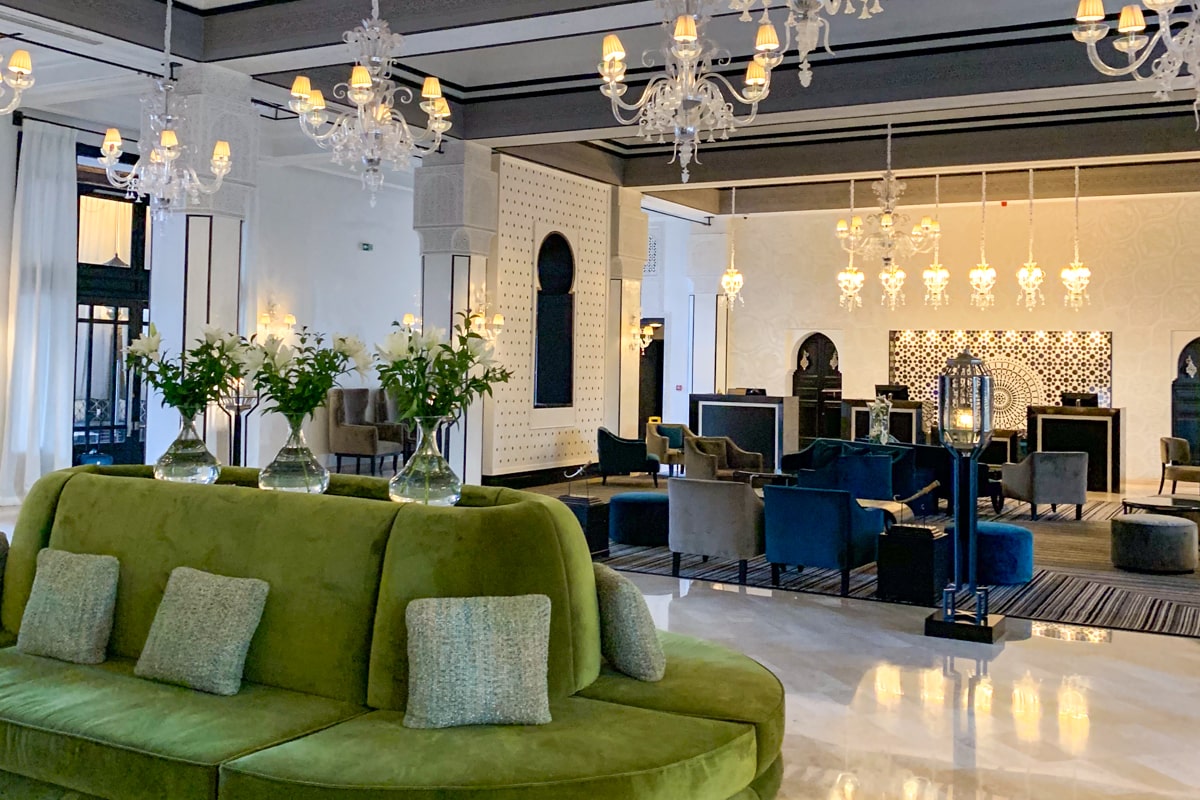 Hall avec canapés et beaux lustres