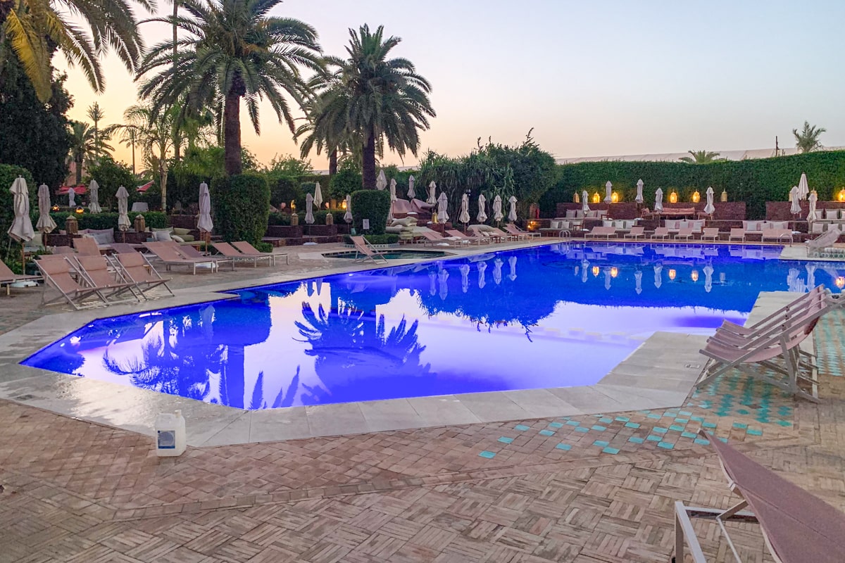 Piscine en soirée