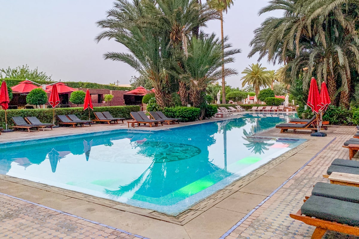 Piscine d'un hôtel de luxe à Marrakech
