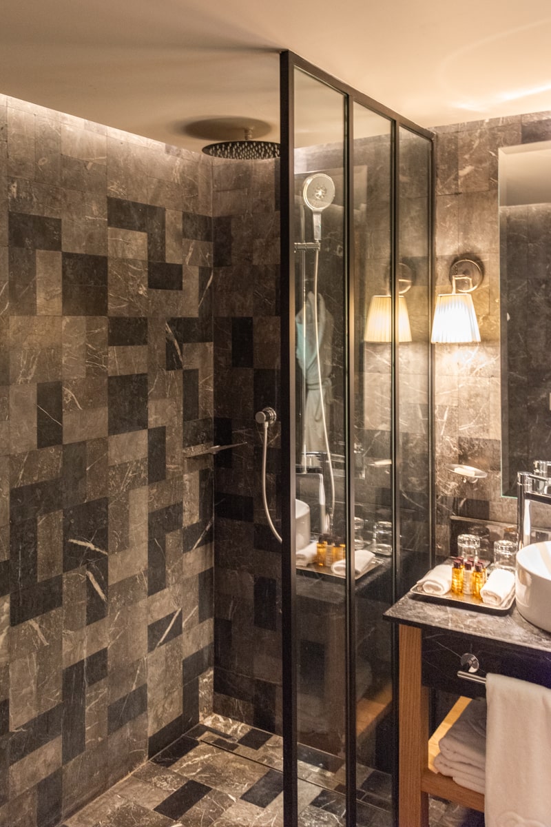 Douche dans la salle de bain