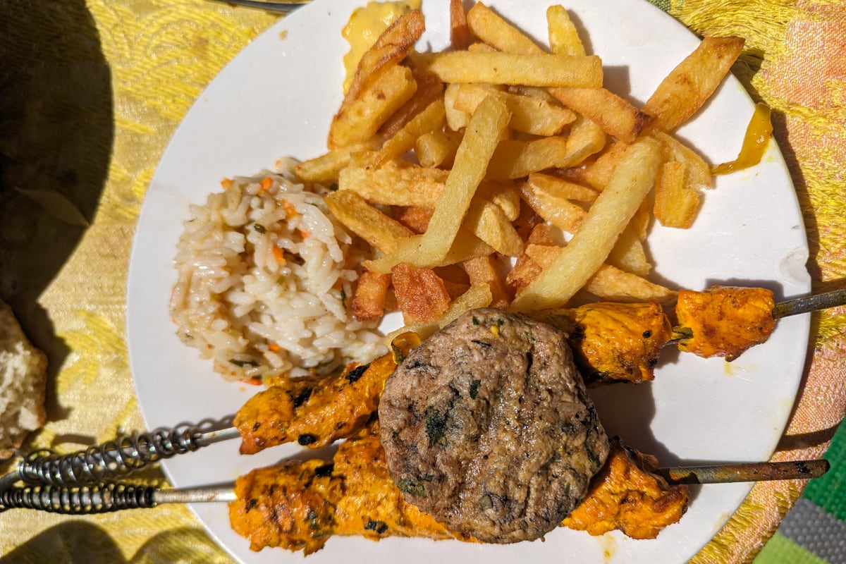 Assiette avec brochettes et frites dans un restaurant