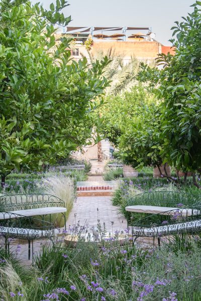 Bancs dans le Jardin Secret de Marrakech