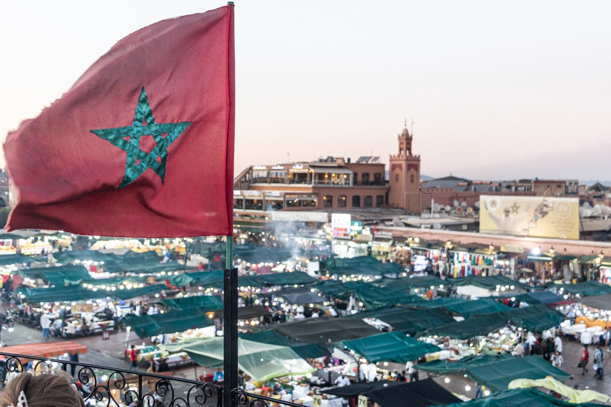 Drapeau sur la place Jemaa El Fna