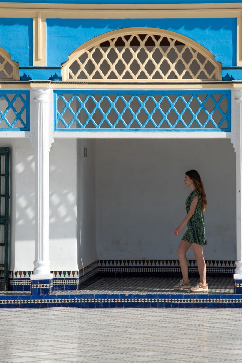 Personne qui marche au palais de la Bahia