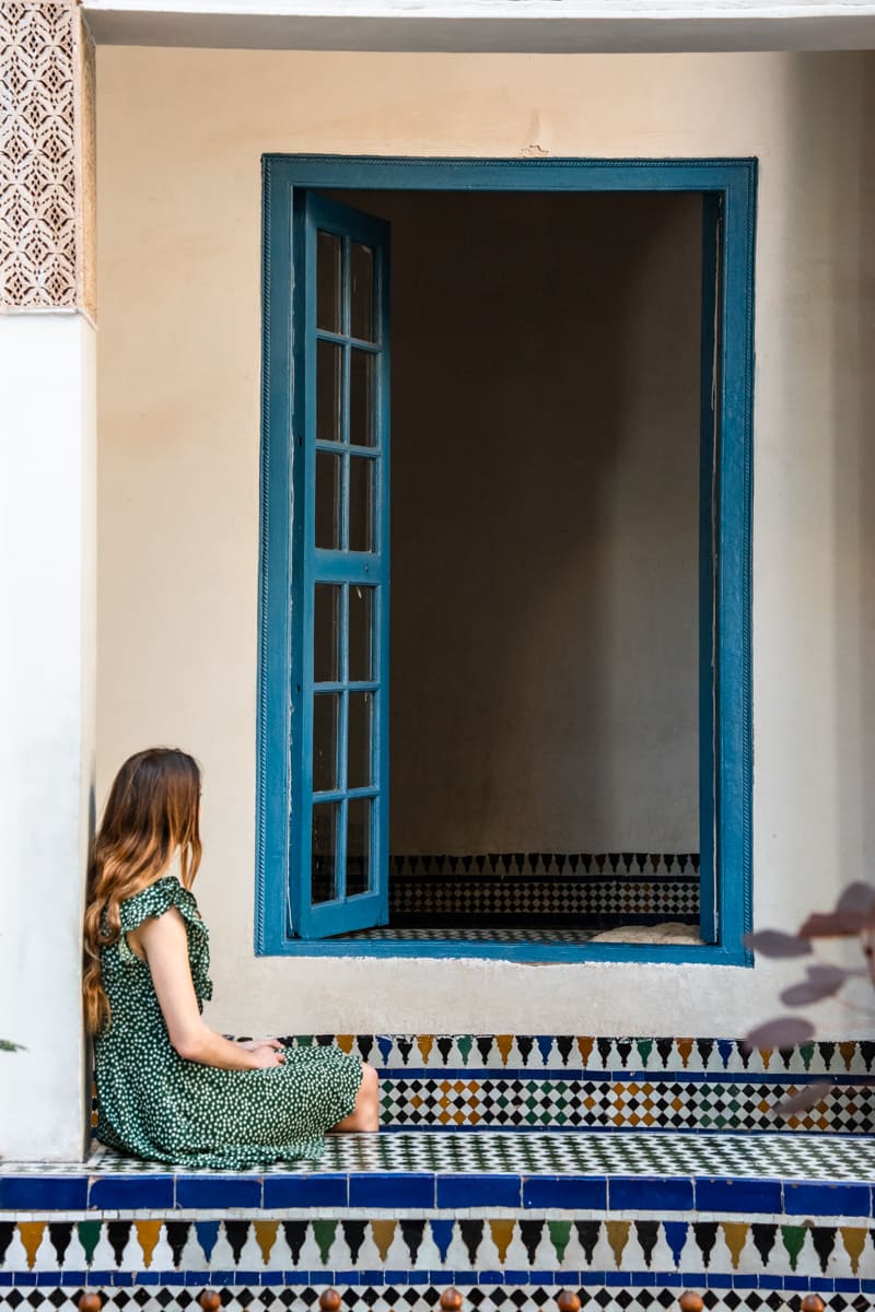 Personne assise au palais de la Bahia